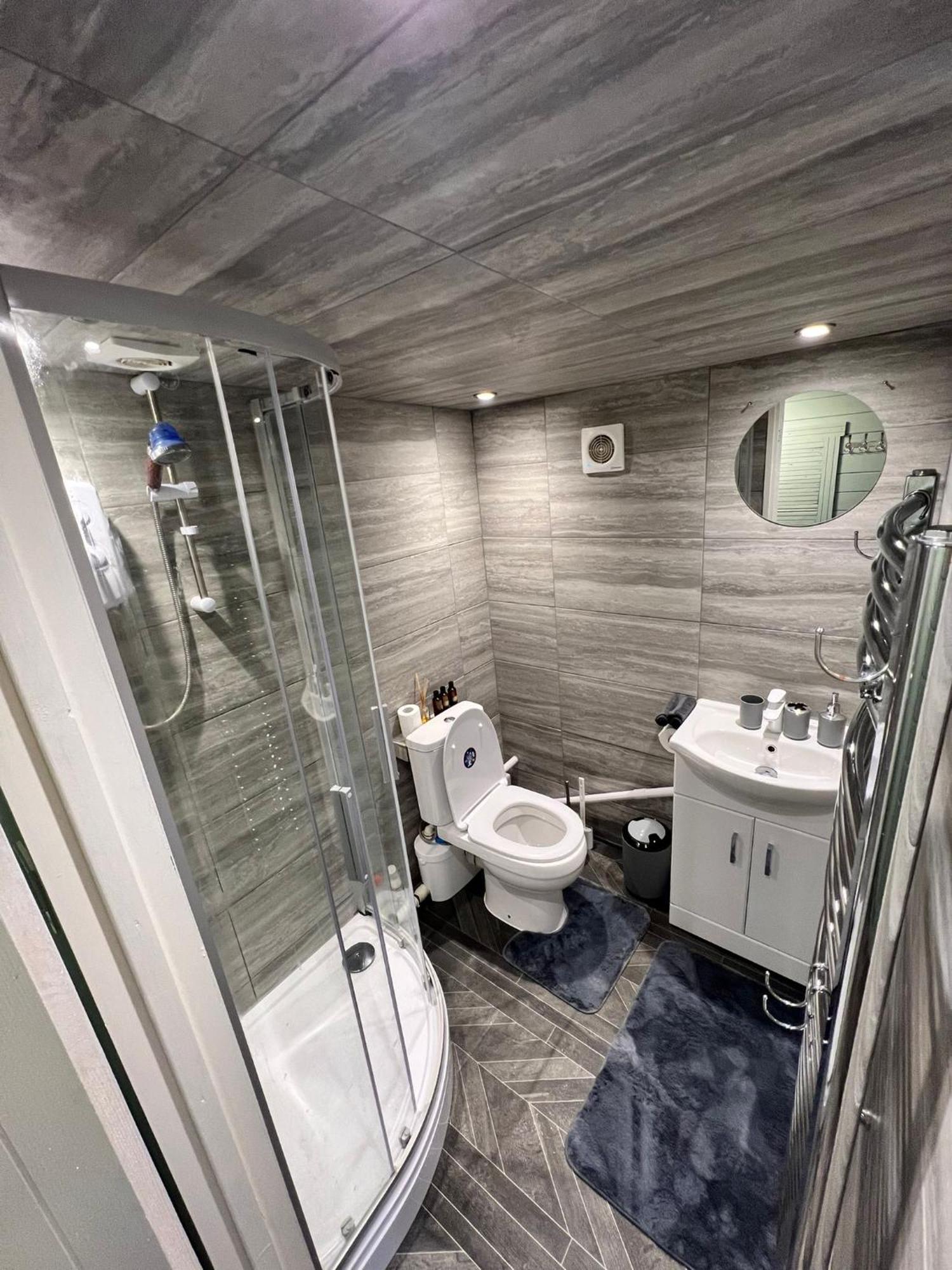 Cozy Cabin Independent Ensuite ギルフォード エクステリア 写真