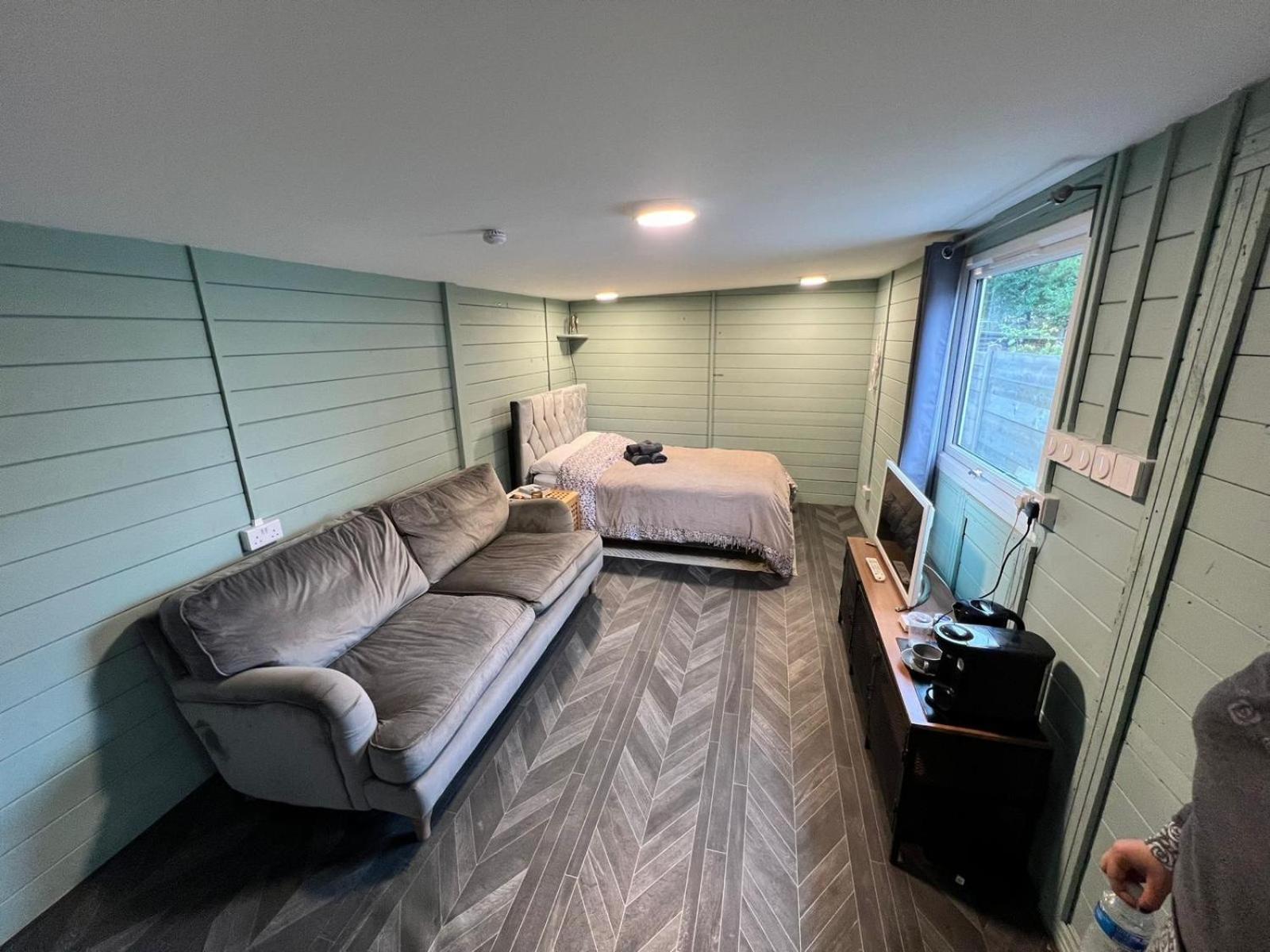 Cozy Cabin Independent Ensuite ギルフォード エクステリア 写真